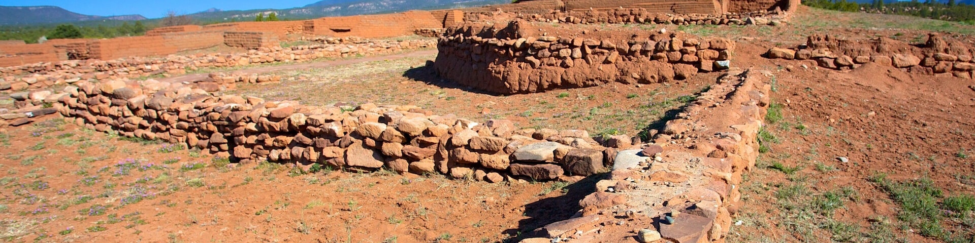 Parque Histórico Nacional Pecos ofreciendo escenas tranquilas y ruinas de un edificio