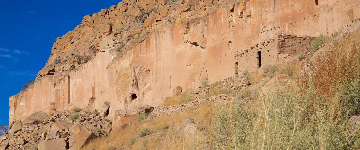 Puye Cliff Dwellings qui includes bâtiments en ruines et scènes tranquilles