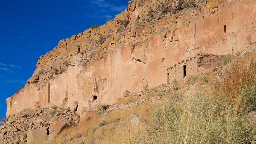 Puye Cliff Dwellings showing tranquil scenes and a ruin