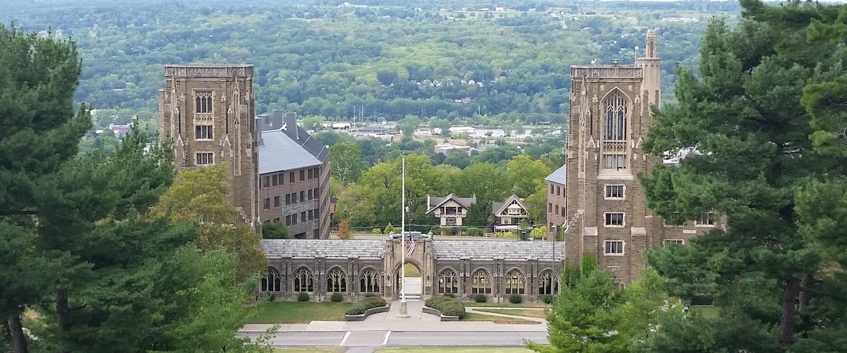 The view above Libe Slope from the west campus of Cornell University is of these spectacular dorms (that remind me of Harry Potter's Hogwarts), Ithaca College, and Lake Cayuga.
#Cornell
#Ithaca
#UStravel
#NewYork
#architecture
#fingerlakes