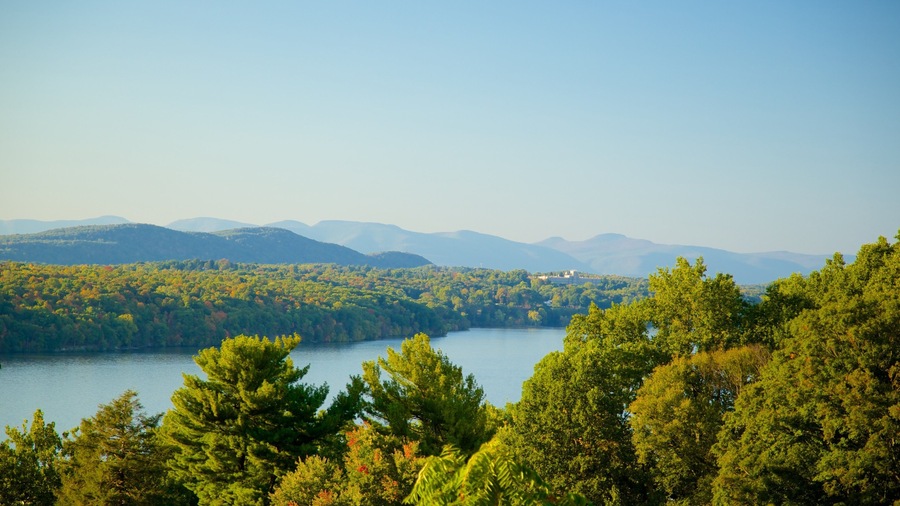 Vanderbilt Mansion National Historic Site toont een rivier of beek en vredige uitzichten