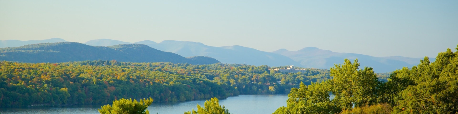 Vanderbilt Mansion National Historic Site ofreciendo escenas tranquilas y un río o arroyo