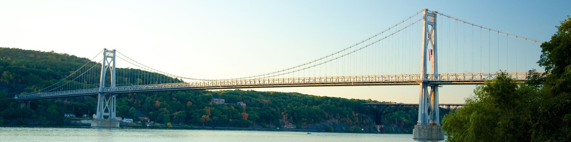Puente Mid-Hudson que incluye un río o arroyo, un jardín y un puente