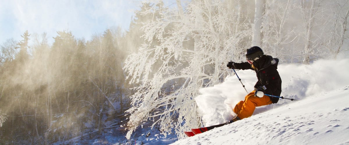 Montaña Whiteface ofreciendo nieve y esquiar en la nieve y también un hombre