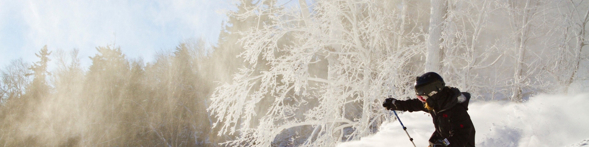Whiteface Mountain mostrando esqui na neve e neve assim como um homem sozinho