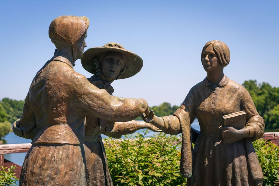 Eine Bronzestatue eines Mannes und einer Frau in einem Garten.