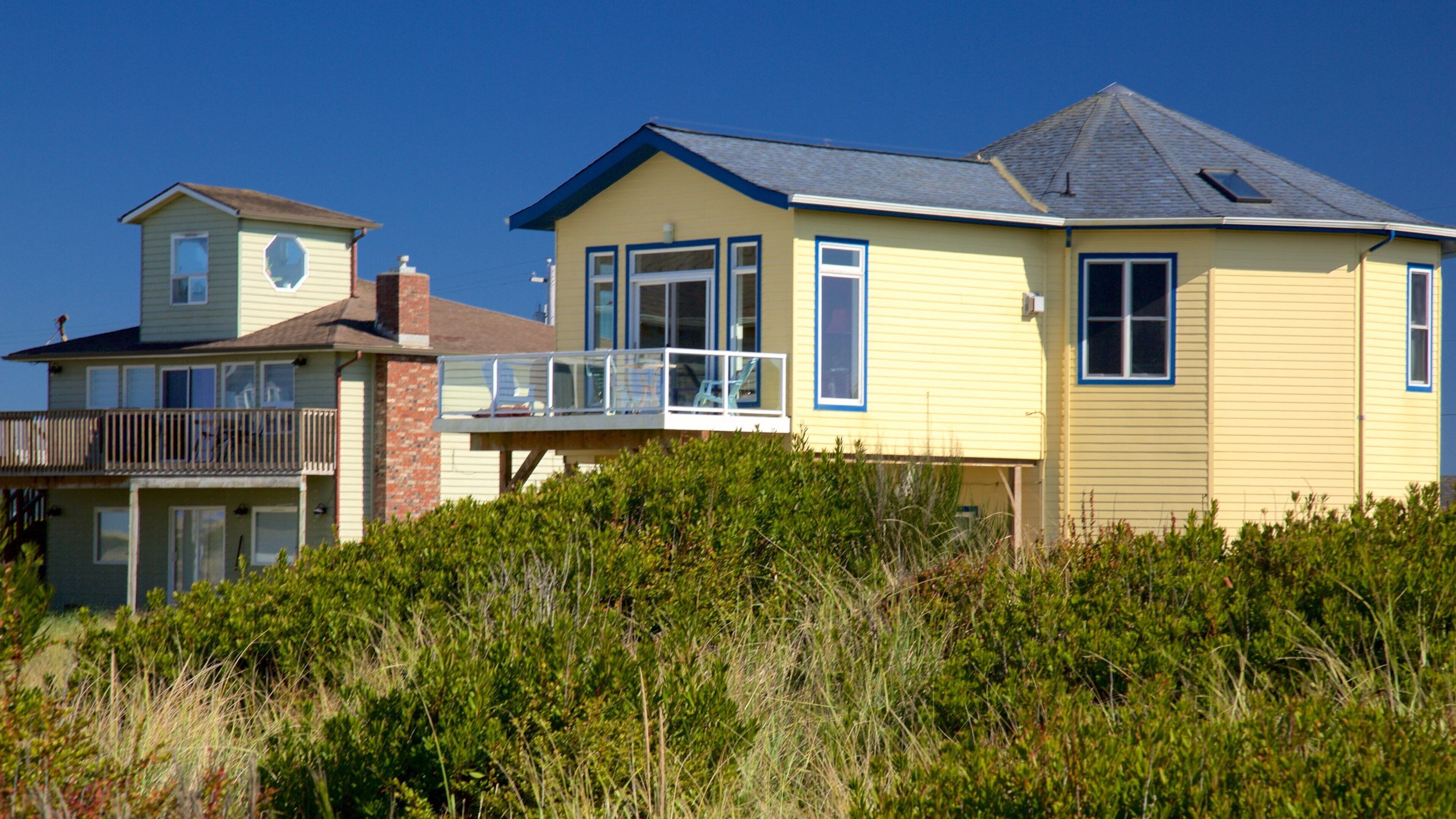 Ocean Shores Beach bevat een huis en een kuststadje