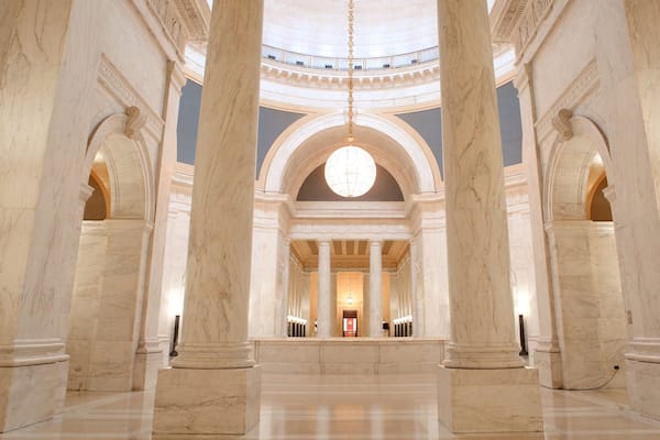 West Virginia State Capitol Building montrant bùtiment public, vues intérieures et patrimoine architectural