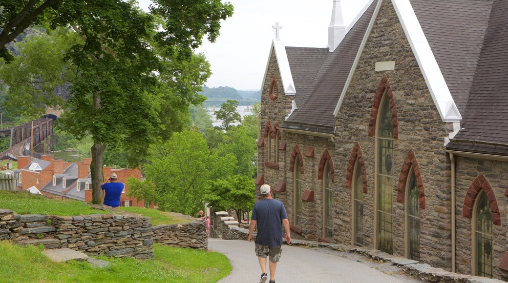 Harpers Ferry National Historical Park presenterar en liten stad eller by och historiska element