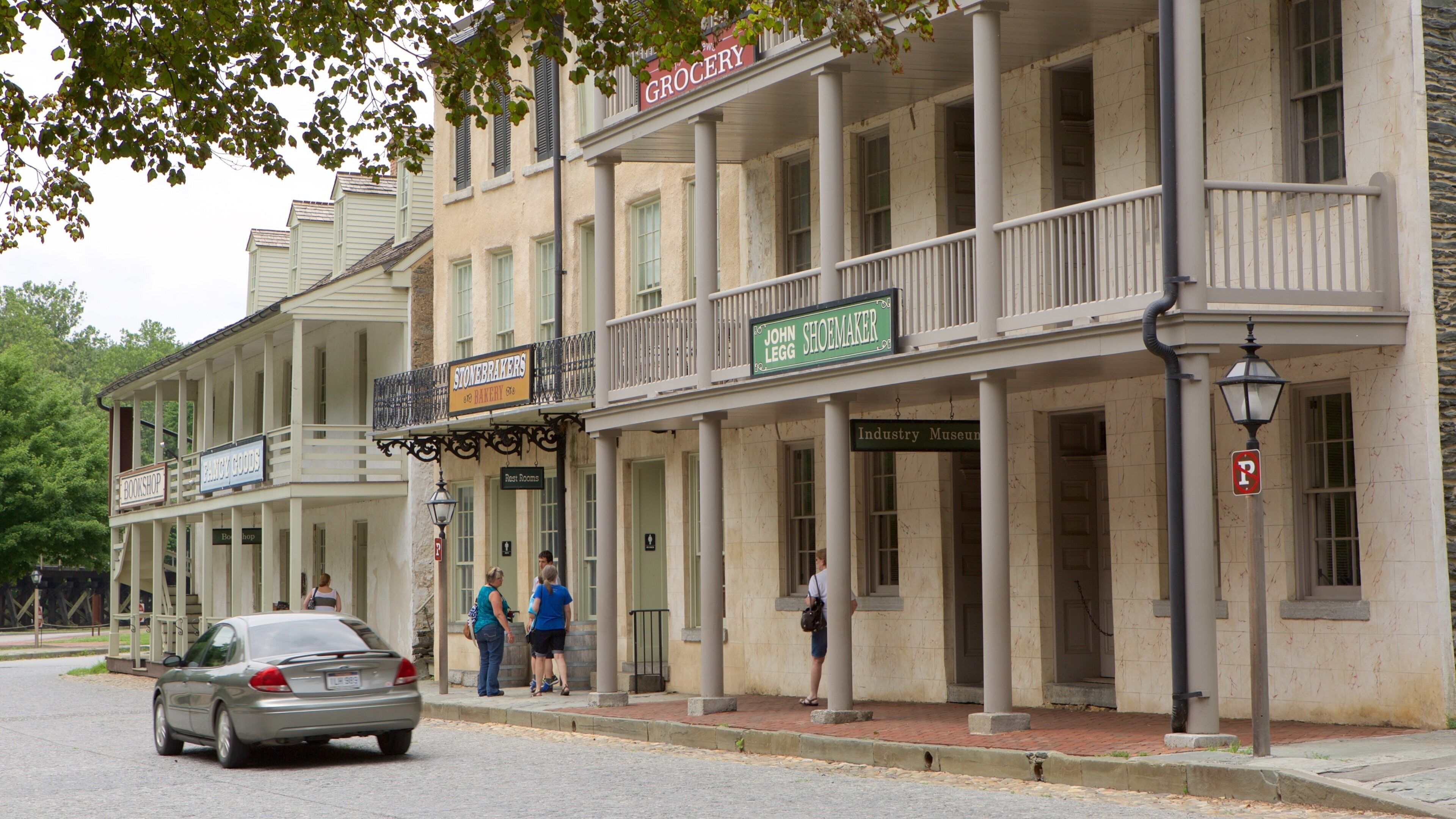 Harpers Ferry National Historical Park presenterar historiska element och en liten stad eller by