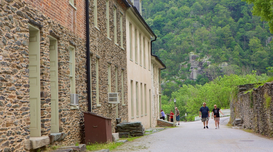 Harpers Ferry National Historical Park presenterar historiska element och en liten stad eller by