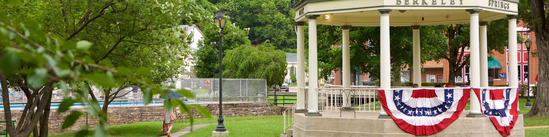Berkeley Springs State Park que inclui um jardim e elementos de patrimônio
