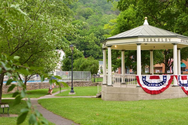 Berkeley Springs State Park showing a garden and heritage elements
