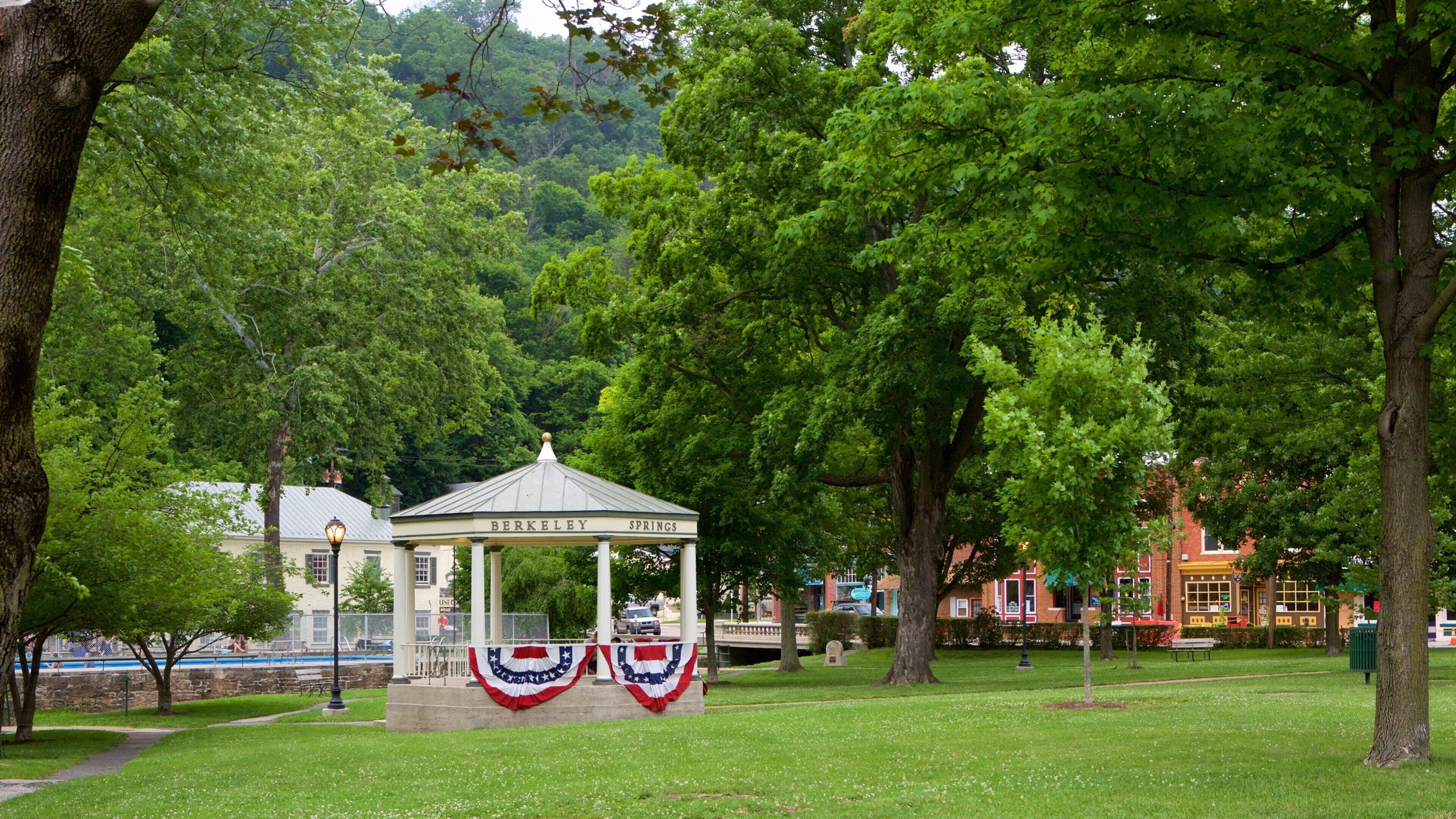 Berkeley Springs State Park showing a garden