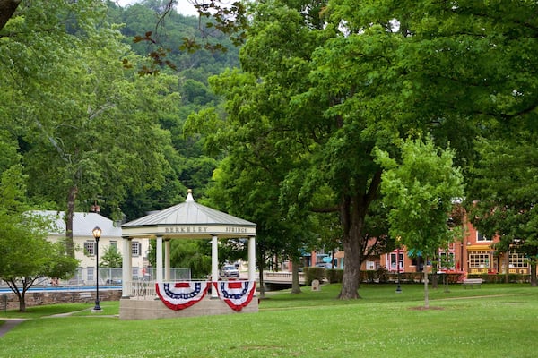 Berkeley Springs State Park og byder på en park