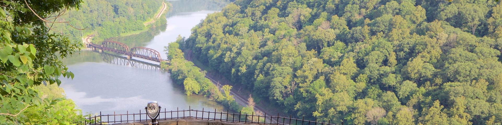 Parc d\'état de Hawks Nest qui includes rivière ou ruisseau, scènes tranquilles et vues