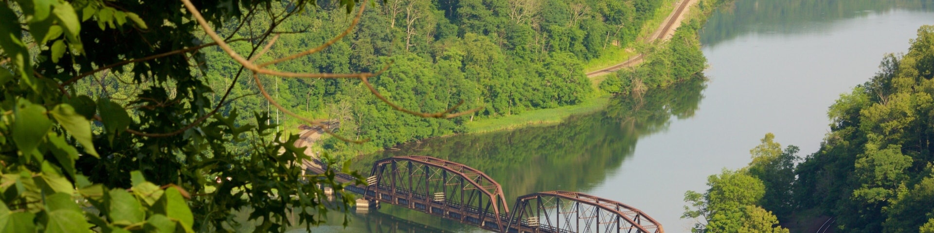 Hawks Nest State Park mostrando cenas tranquilas, uma ponte e um rio ou córrego