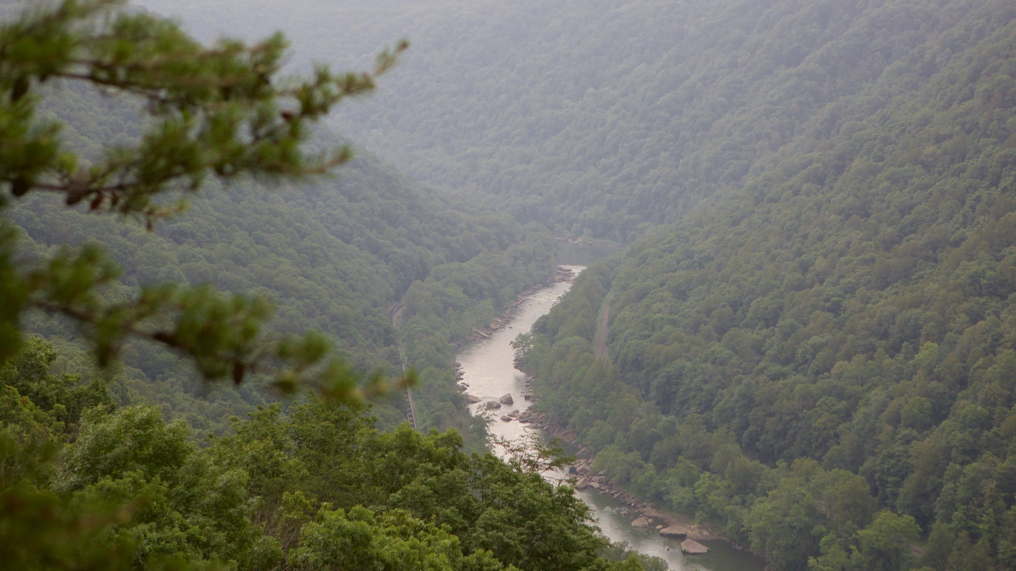 สะพาน New River Gorge ซึ่งรวมถึง ช่องเขาหรือหุบเขา และ แม่น้ำหรือลำธาร