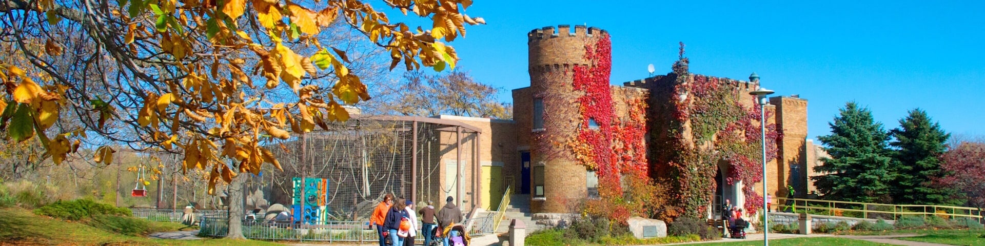 Racine Zoological Gardens which includes autumn leaves, a park and heritage architecture