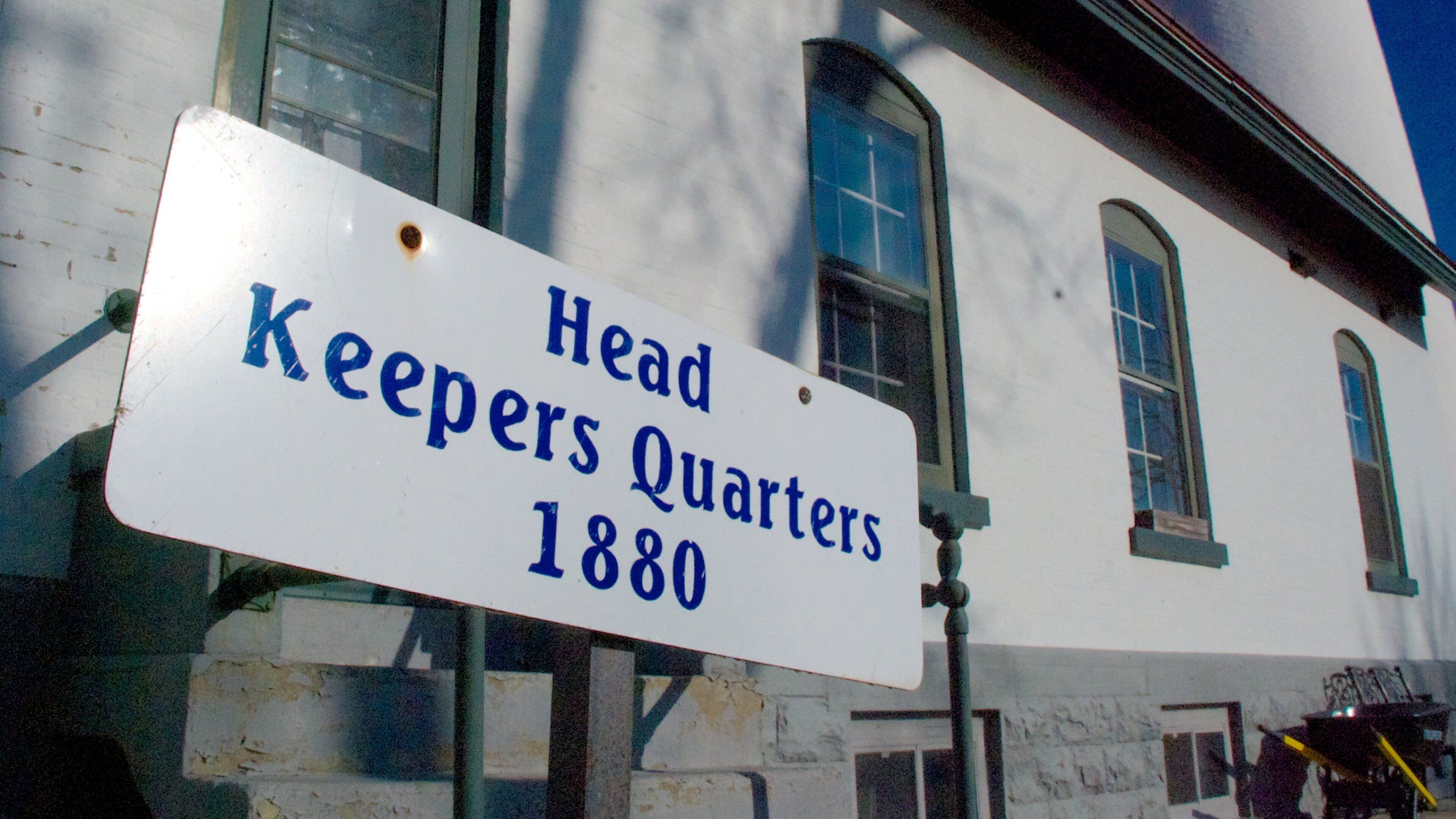 Wind Point Lighthouse showing signage and a lighthouse