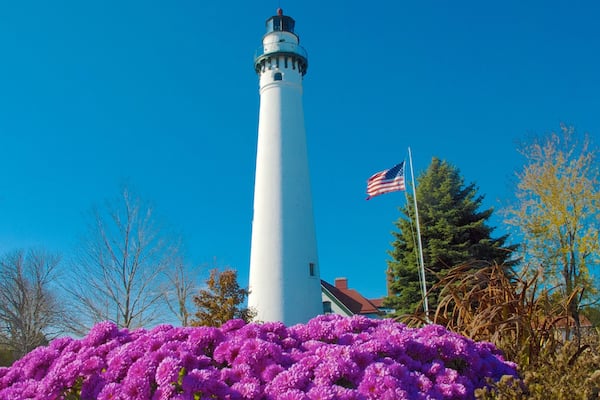 Wind Point Lighthouse showing a lighthouse, flowers and heritage architecture