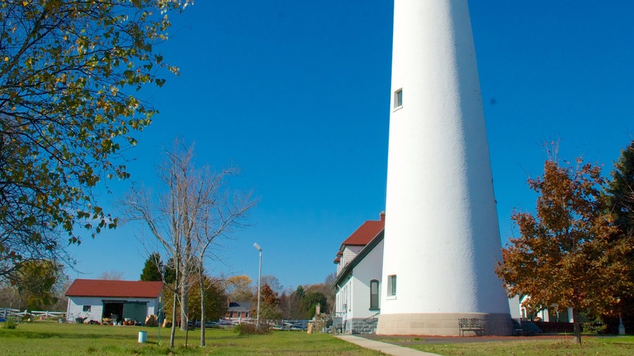 Wind Point Lighthouse showing a lighthouse
