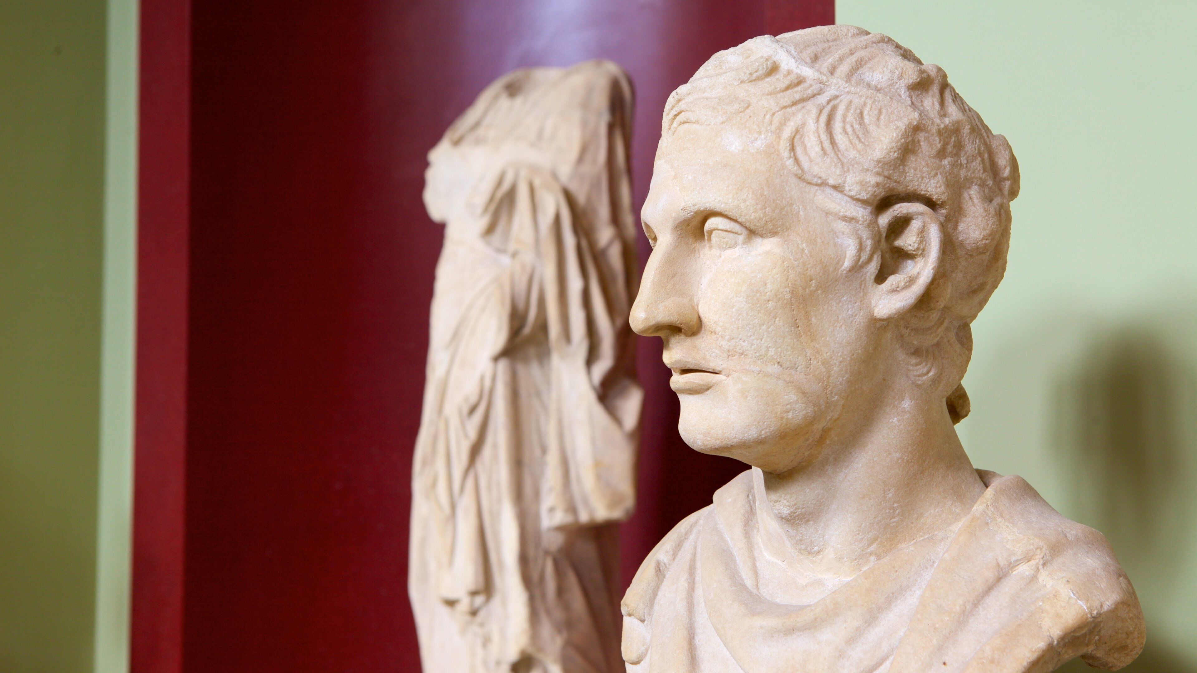 Ashmolean Museum featuring a statue or sculpture and heritage elements