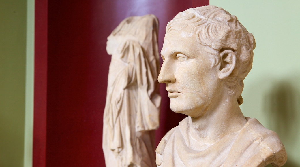 Ashmolean Museum que incluye una estatua o escultura y elementos del patrimonio