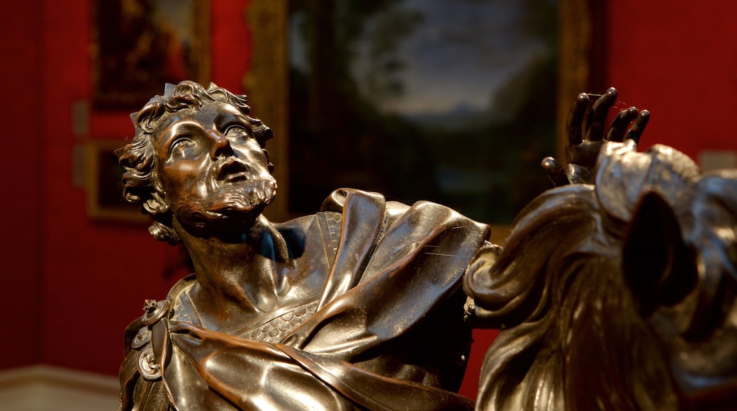 Ashmolean Museum que incluye elementos del patrimonio y una estatua o escultura
