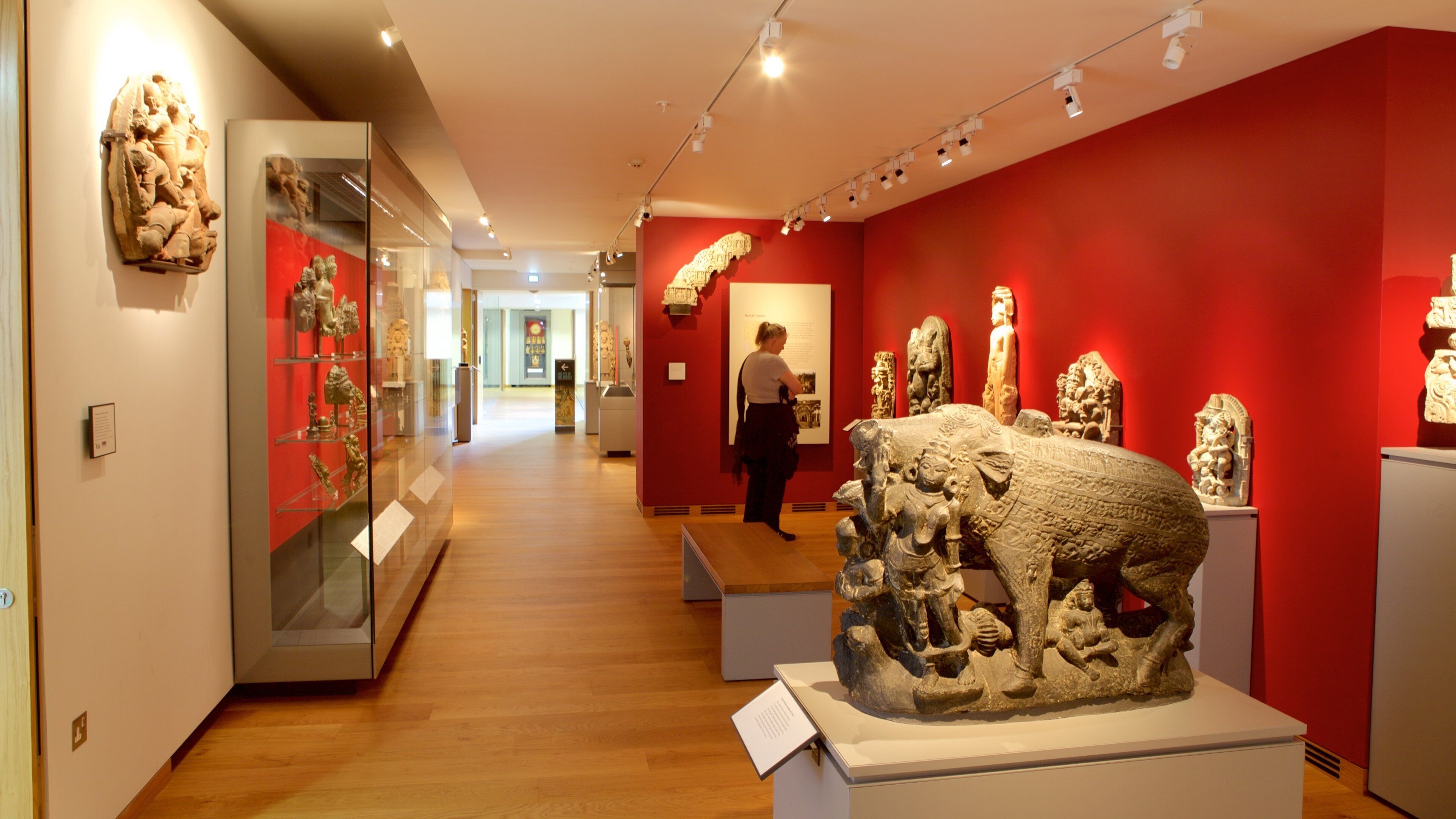 Ashmolean Museum qui includes statue ou sculpture