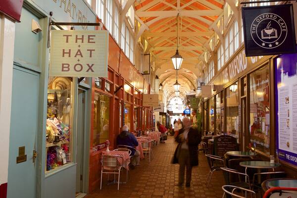 Marché couvert qui includes pause café et shopping