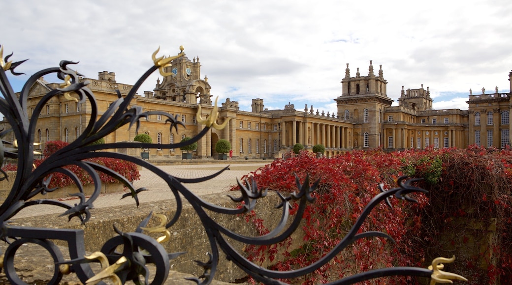 Blenheim Palace som viser historisk arkitektur, kulturarv og slott
