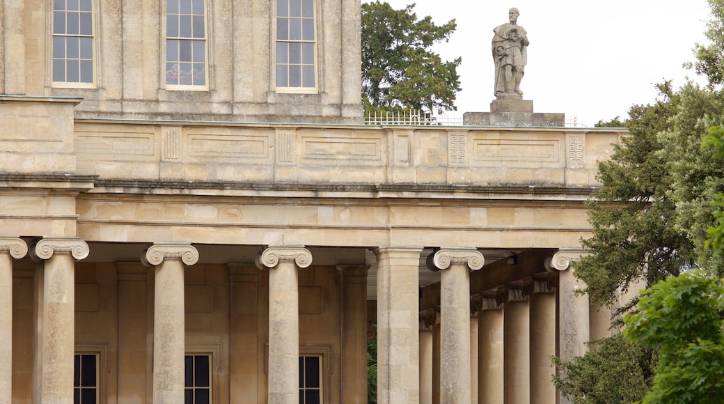 Pittville Pump Room montrant statue ou sculpture, patrimoine architectural et patrimoine historique
