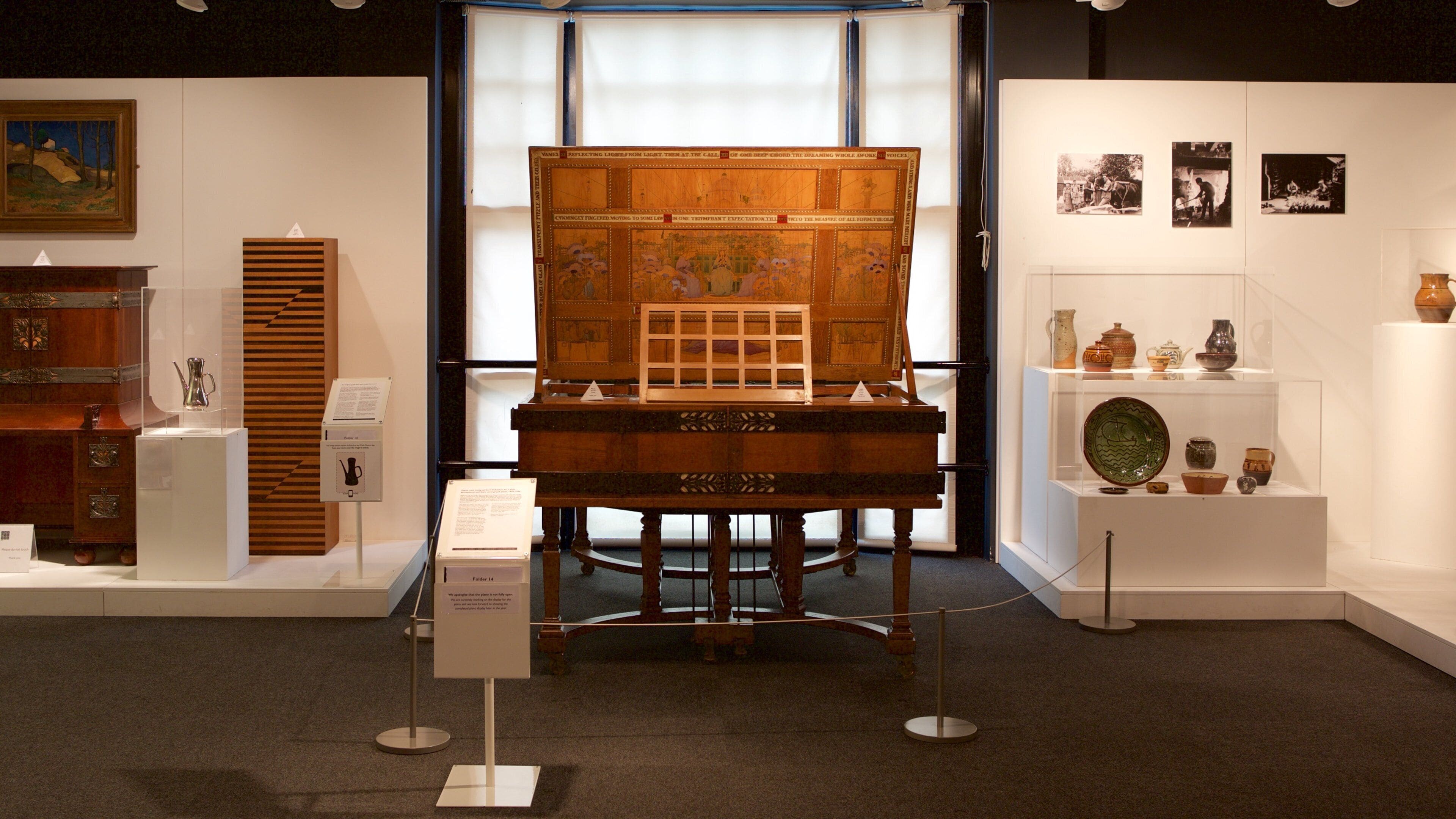 Cheltenham Art Gallery and Museum que incluye vistas interiores y música