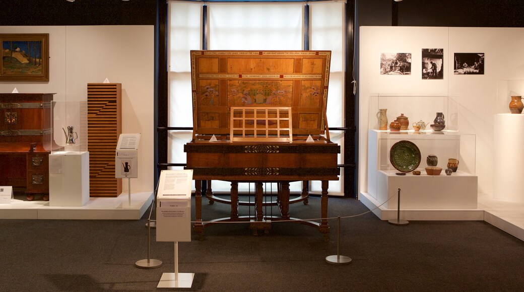 Cheltenham Art Gallery and Museum qui includes scÚnes intérieures et musique