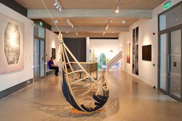 Cheltenham Art Gallery and Museum das einen Kunst und Innenansichten