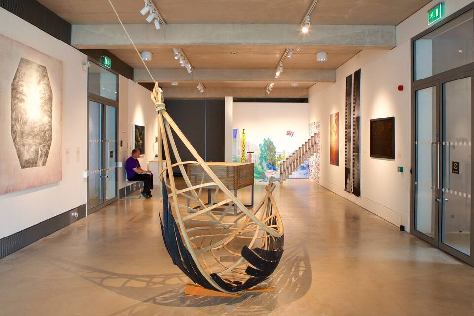 Een kunstgalerie met een groot beeld in het midden.