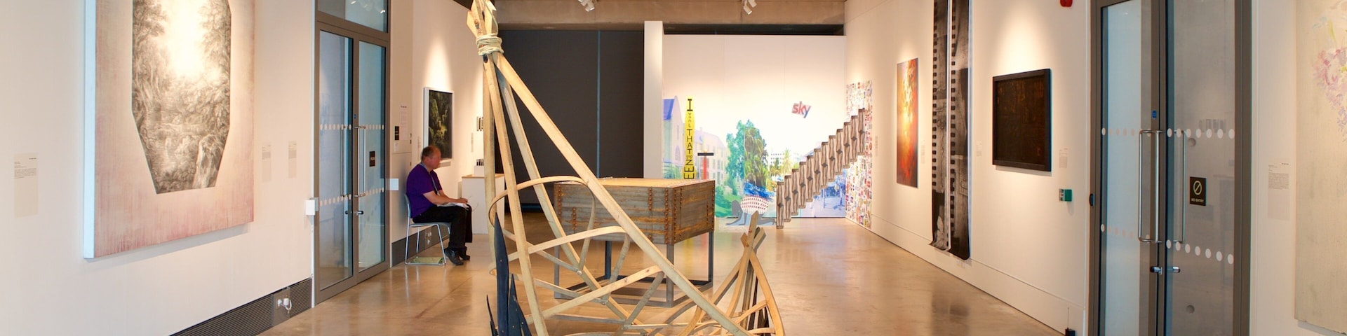 Cheltenham Art Gallery and Museum caracterizando vistas internas e arte