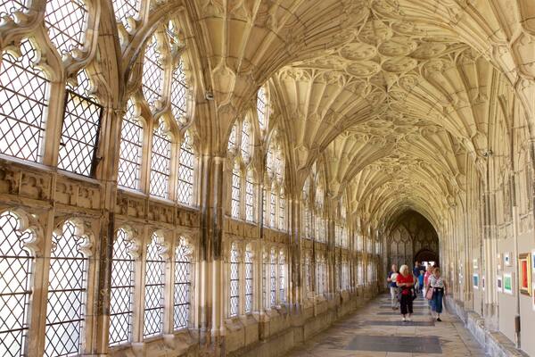Gloucester Cathedral og byder på historiske bygningsværker, en kirke eller en katedral og interiør