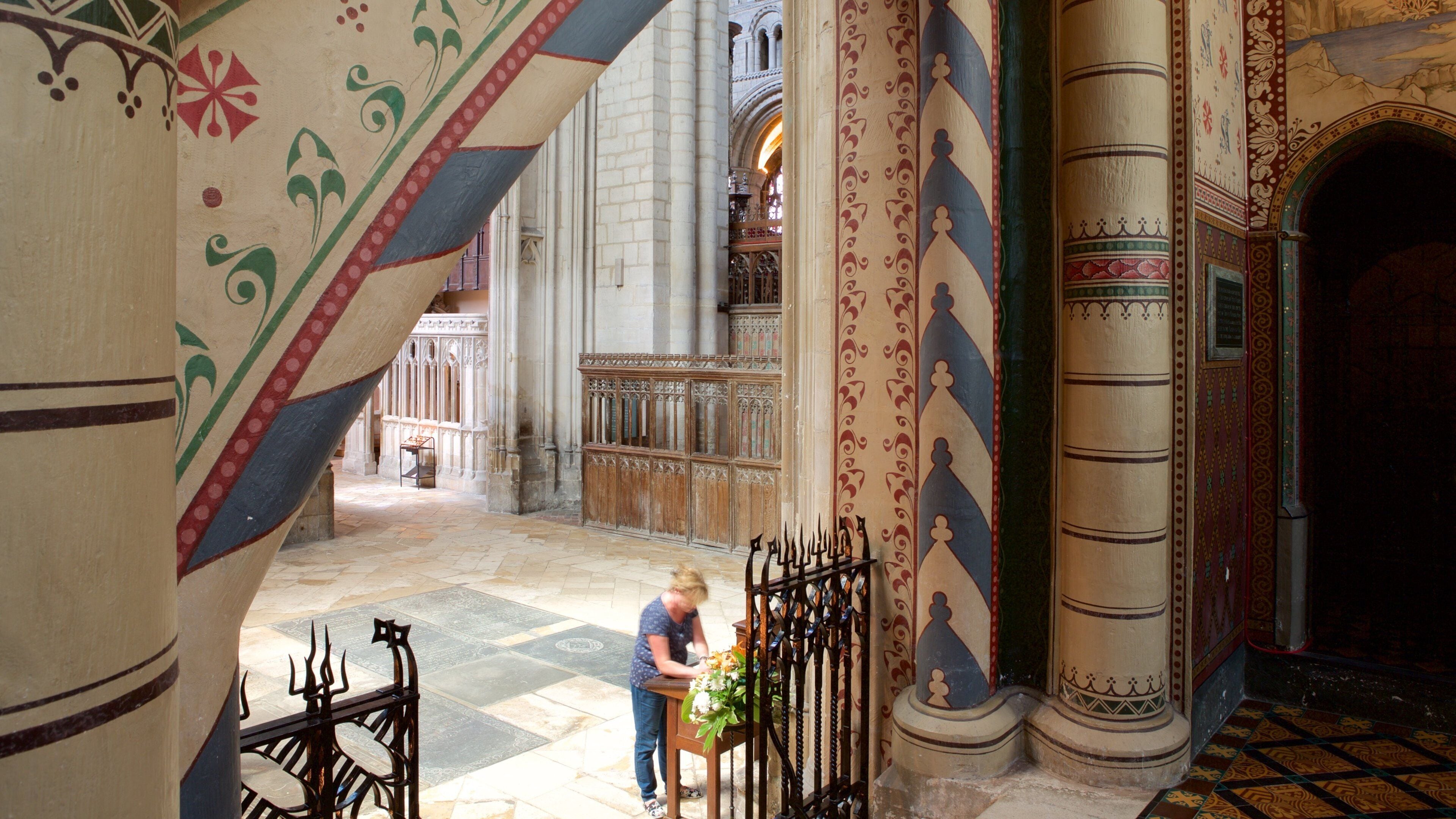 Gloucester Cathedral fasiliteter samt kirke eller katedral og innendørs i tillegg til en kvinne