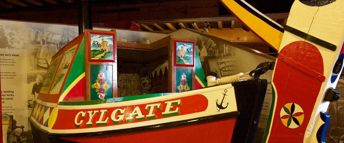 National Waterways Museum mit einem Innenansichten und Beschilderung