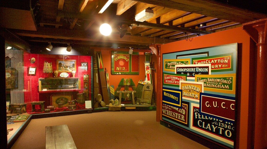 National Waterways Museum mostrando vista interna y señalización