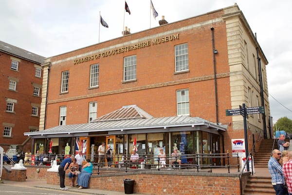 Le bâtiment du musée des soldats du Gloucestershire, avec des personnes assises à l'extérieur.