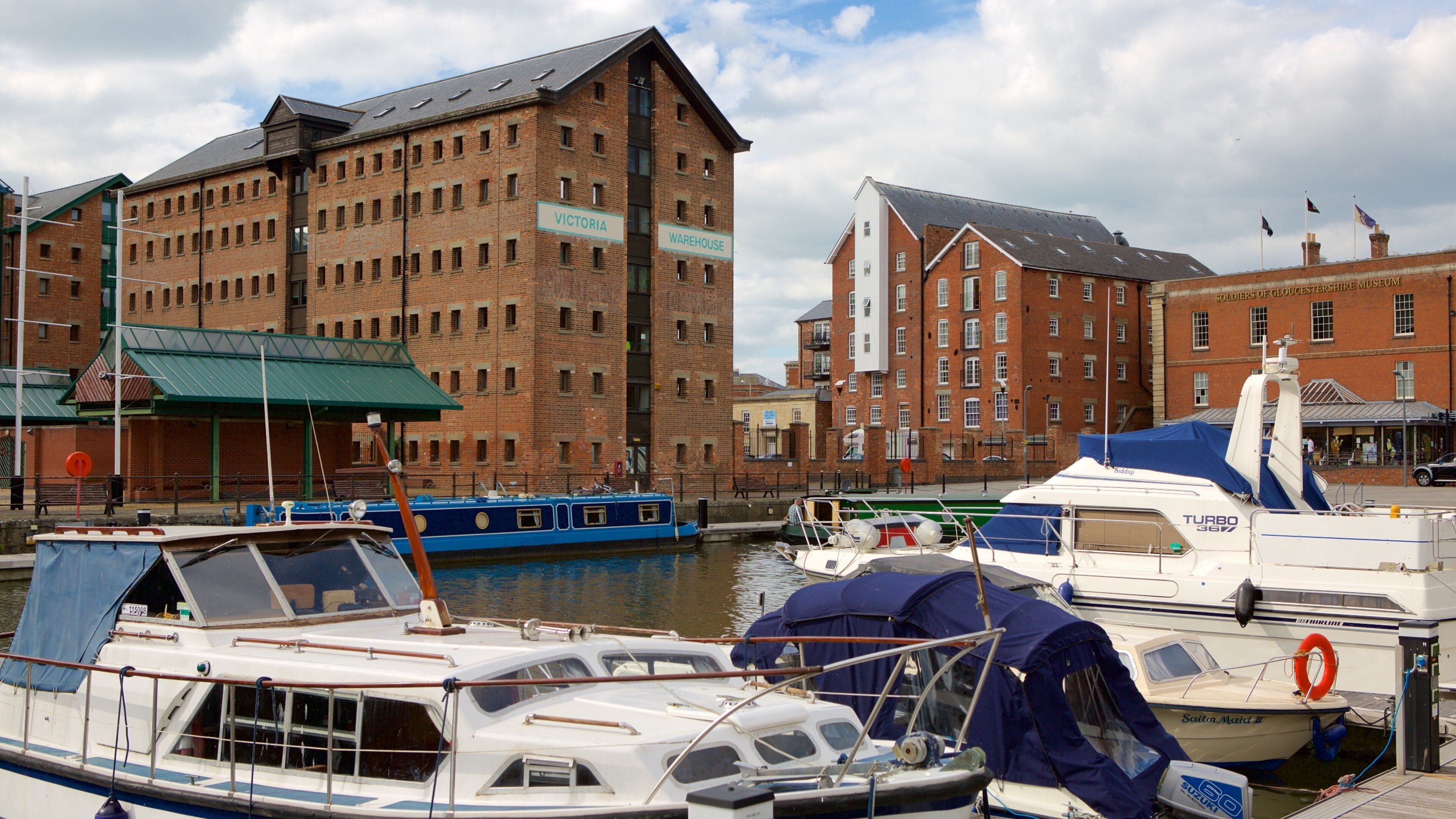 Merchants\' Quay mettant en vedette marina, éléments industriels et riviÚre ou ruisseau