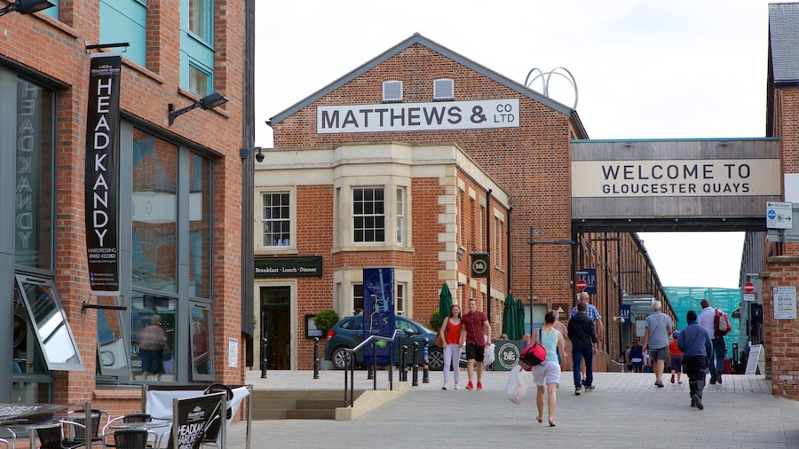 Merchants\' Quay mostrando compras, cenas de rua e sinalização