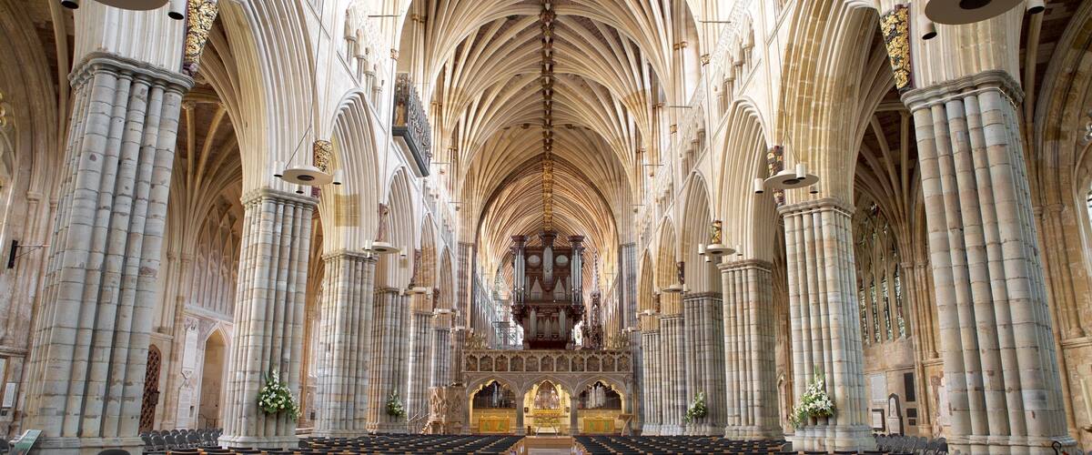 Exeterin katedraali featuring uskonnolliset kohteet, vanha arkkitehtuuri ja sisäkuvat