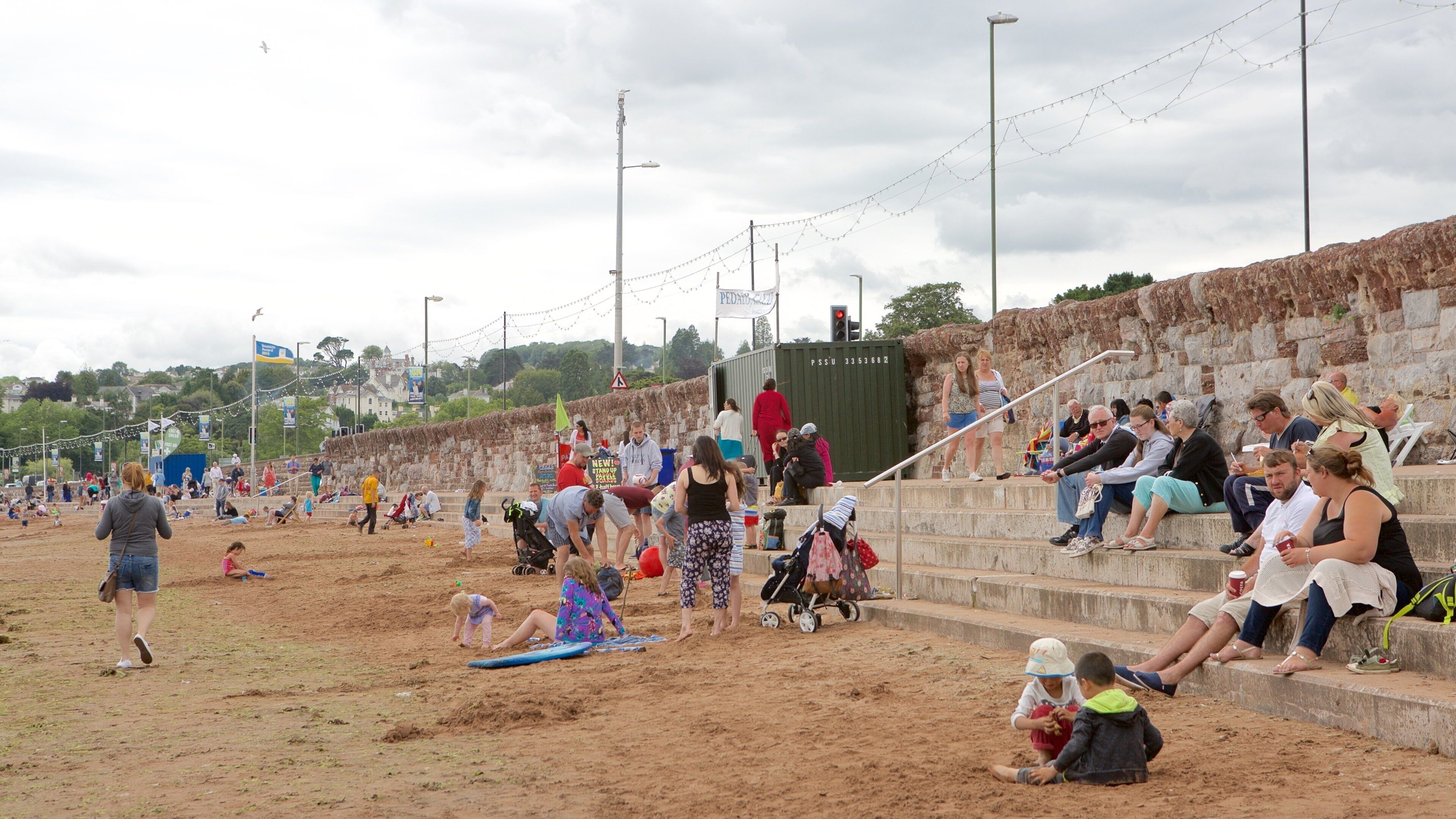 Abbey Sands 设有 沙灘 以及 大群人