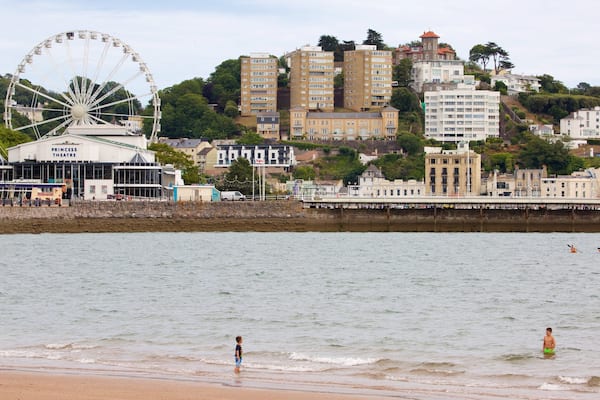 Abbey Sands welches beinhaltet Küstenort, Strand und Schwimmen