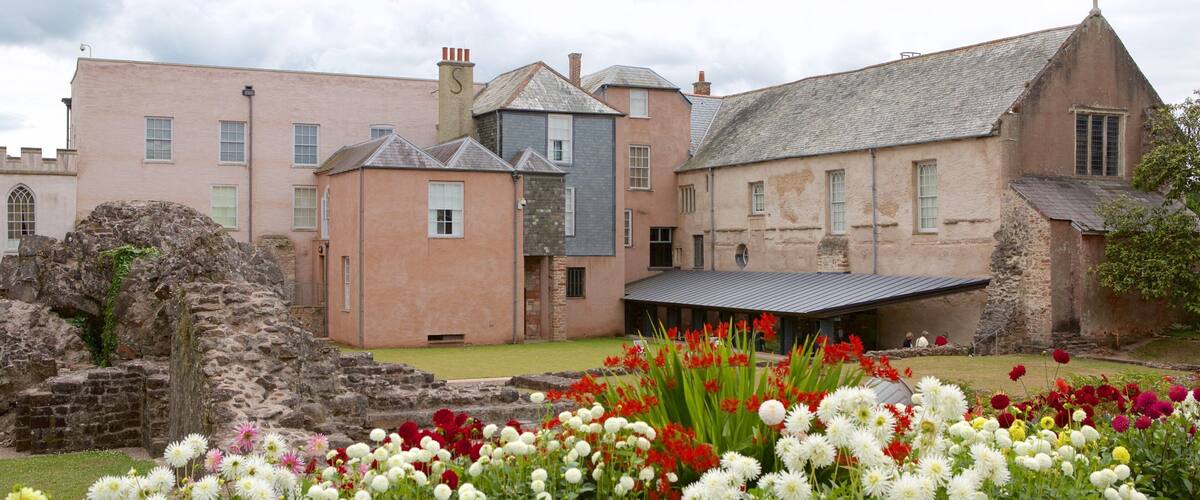 Torre Abbey fasiliteter samt historisk arkitektur, blomster og kirke eller katedral