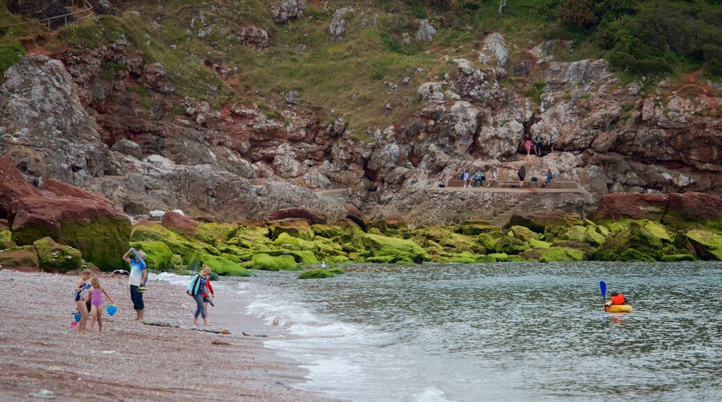 Babbacombe Beach som inkluderer kyst og sandstrand i tillegg til barn